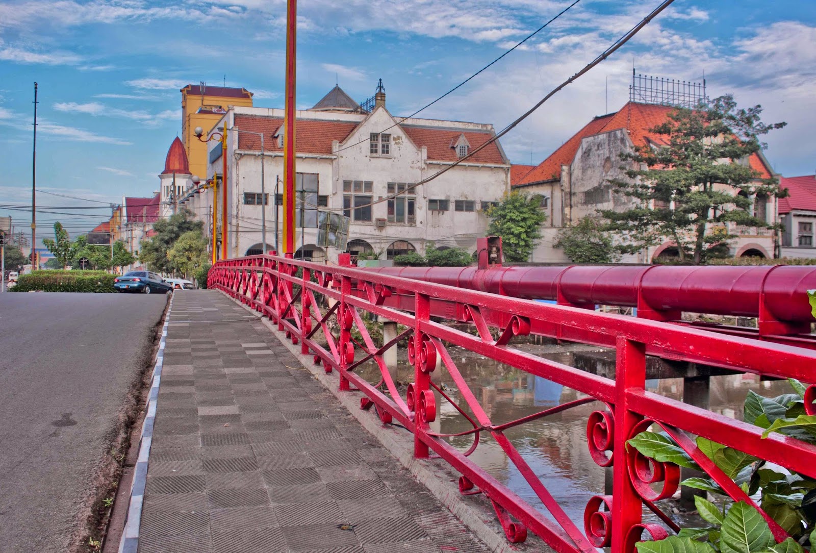Kenang Jasa Pahlawan, Ini 5 Destinasi Wisata Bersejarah di Surabaya, Dahulu, Jembatan ini merupakan tempat transaksi jual beli.